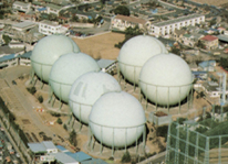 公害と災害　球形ガスタンク